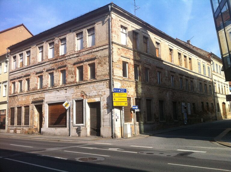 stare, nimale rozpadane twarjenje