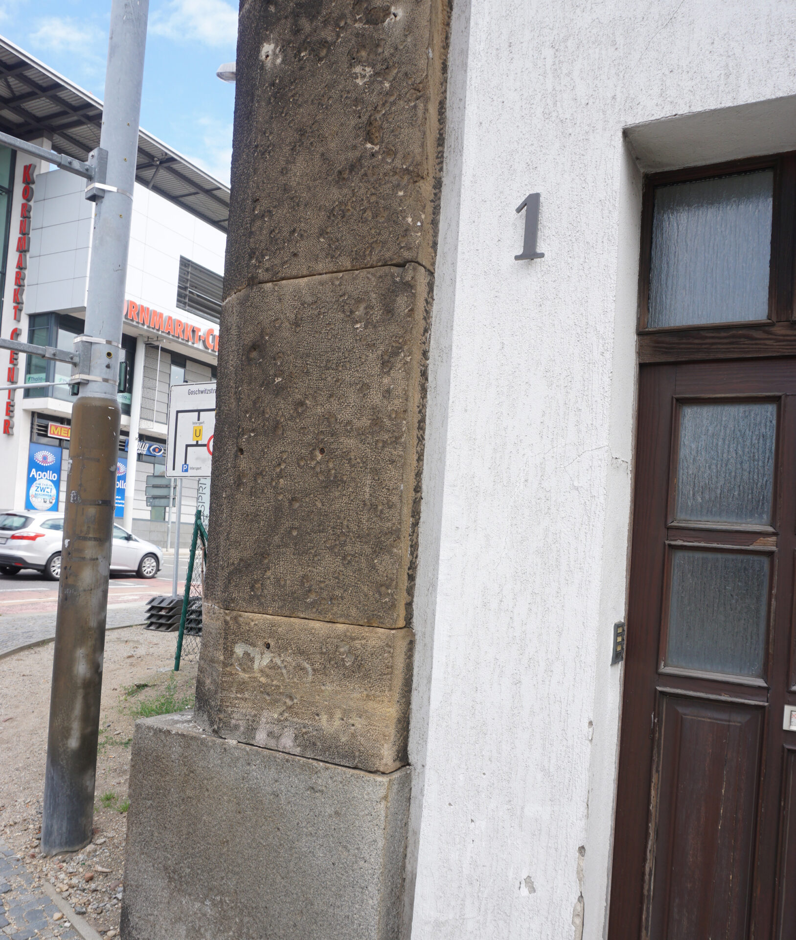 Foto einer Ecksäule aus Sandstein an einem Gebäude