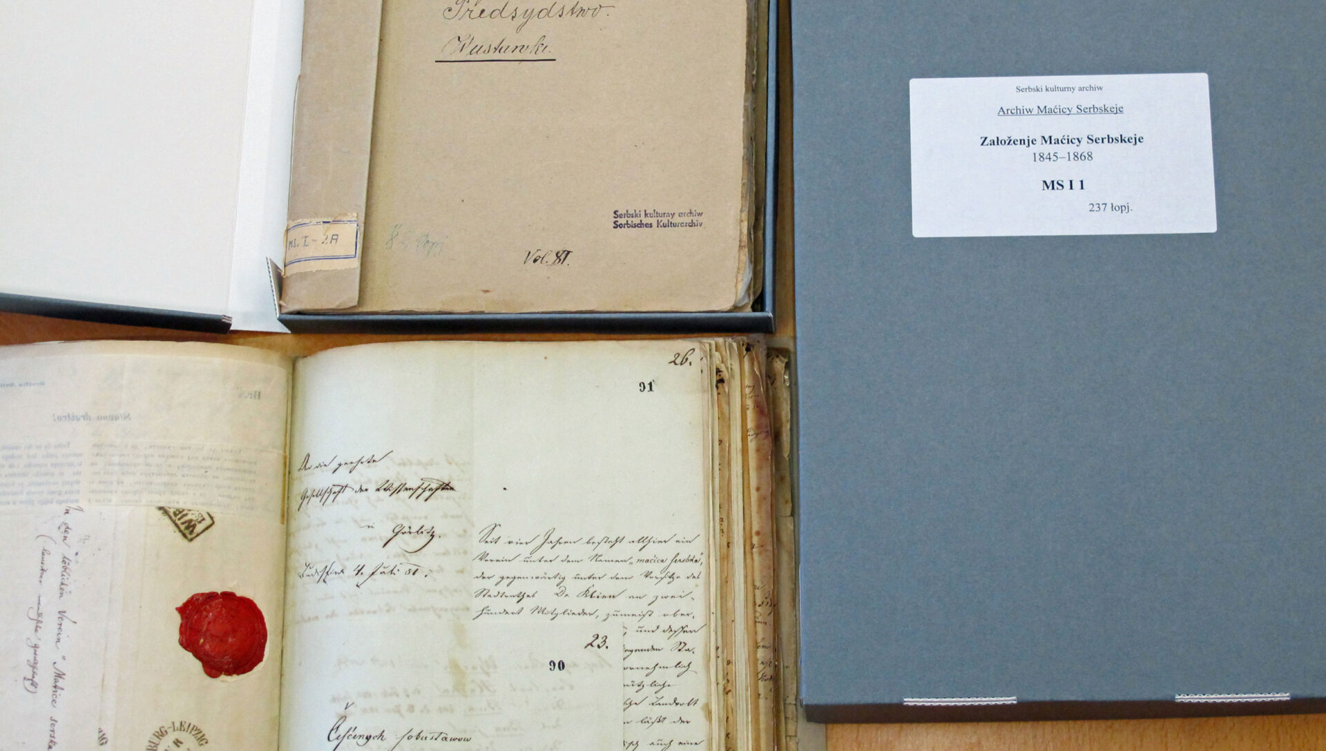 Foto von einigen älteren Büchern, teils aufgeklappt