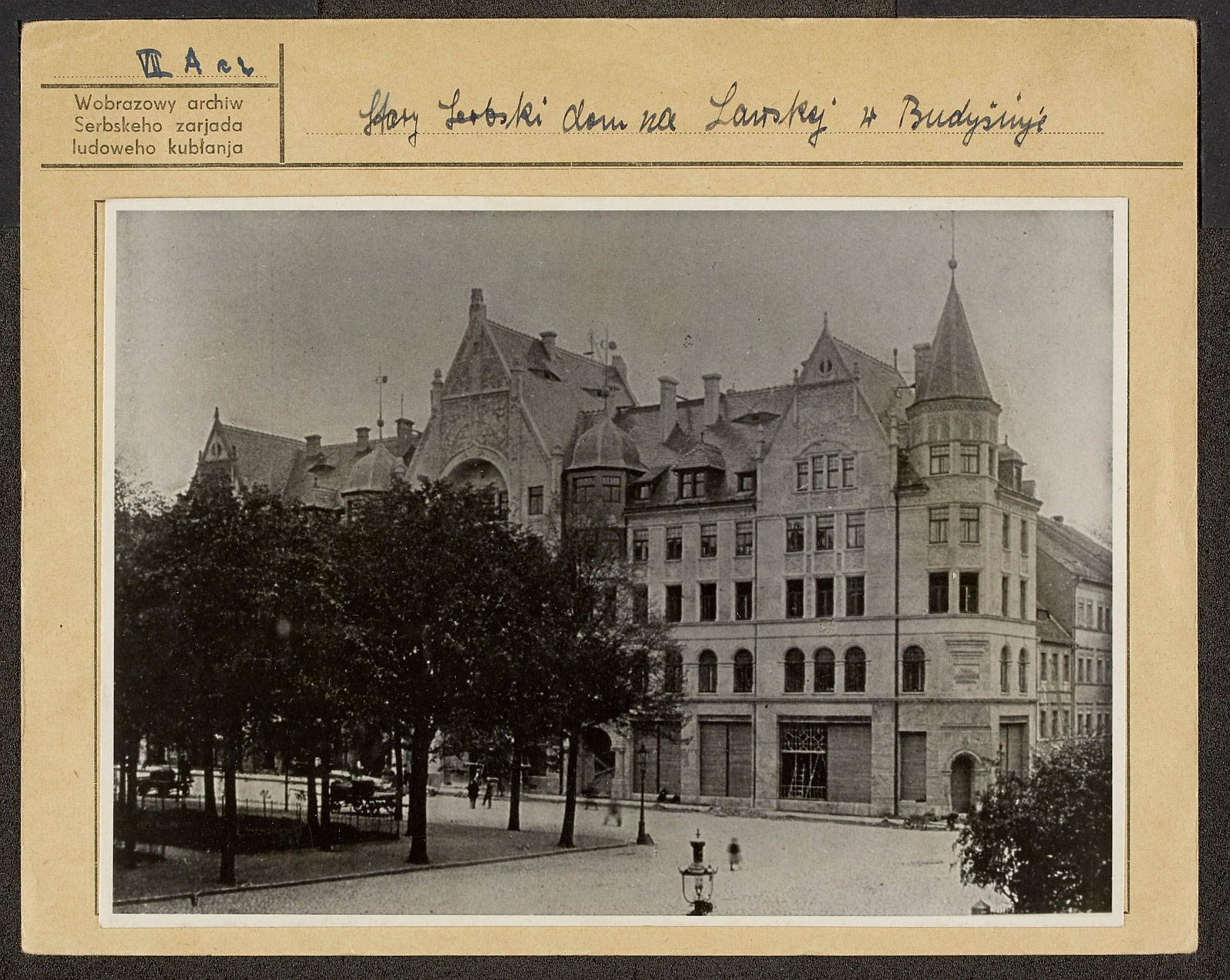schwarz-weiß-Foto des alten Wendischen Hauses, im Vordergrund sind eine Straße und Bäume zu sehen
