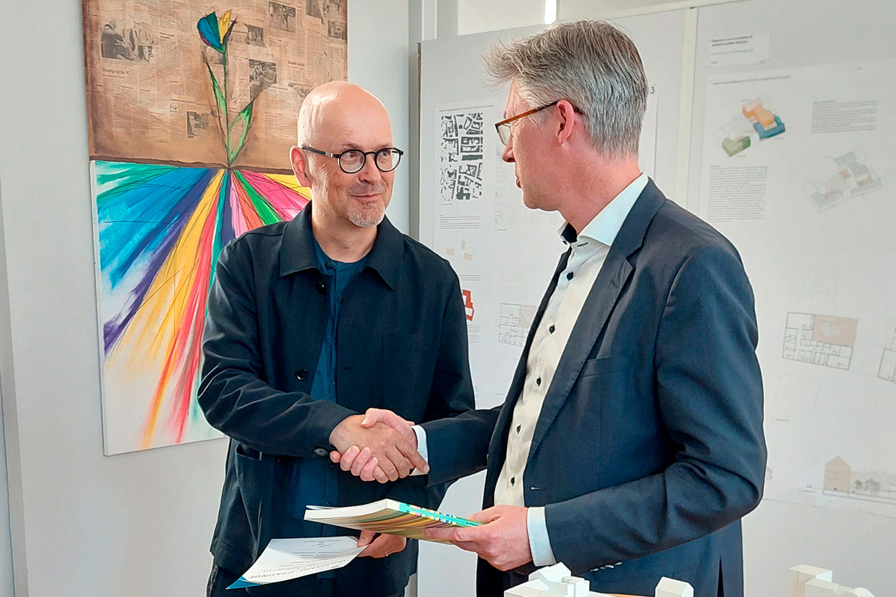 zwei Männer geben sich die Hände zur Gratulation