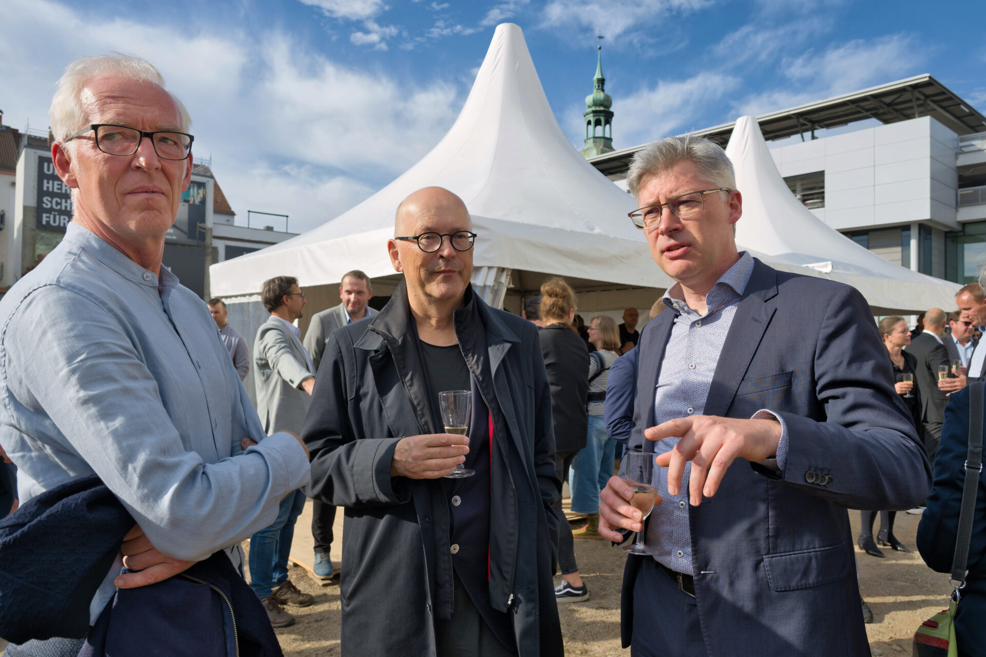 drei Männer unterhalten sich